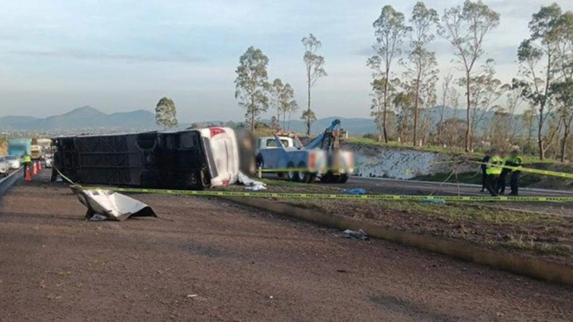 Una persona fallecida en y 12 lesionados dejó la volcadura de un autobús en la carretera Los Reyes-Zacatepec, en el tramo Texcoco-Calpulalpan